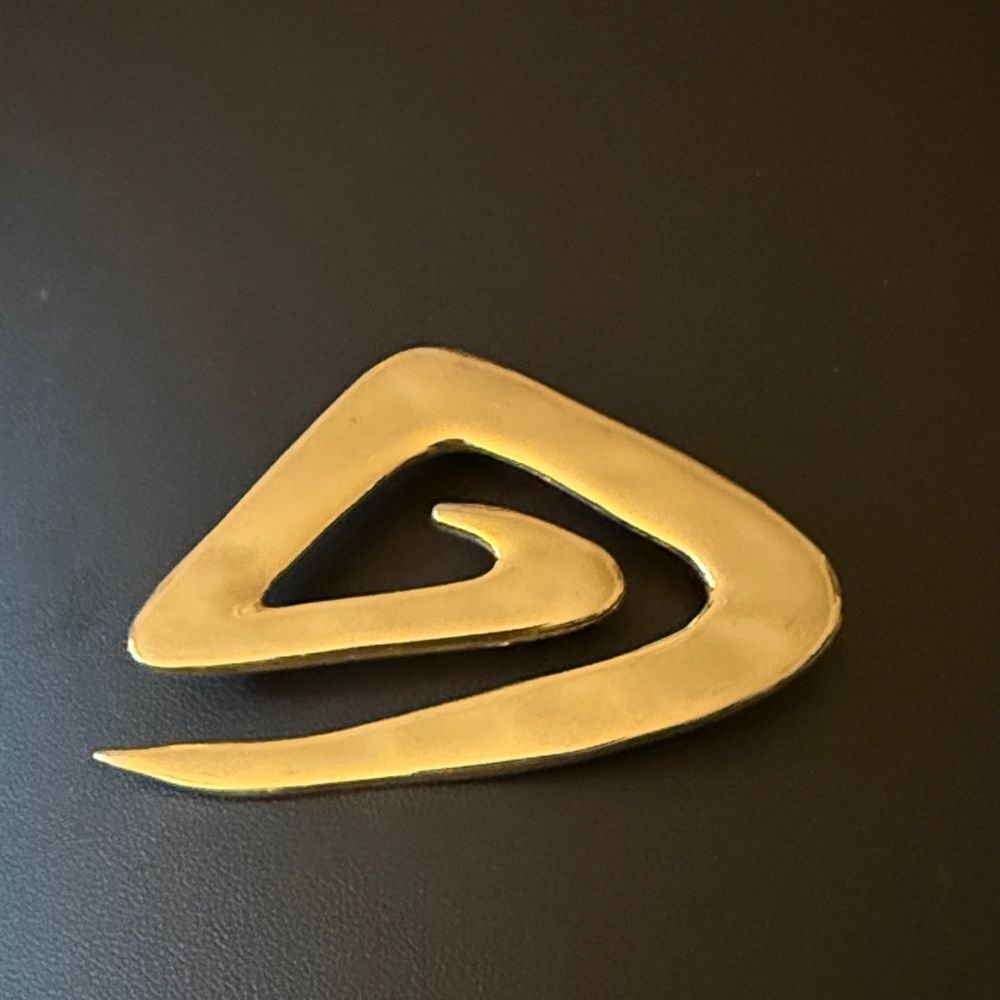 Vintage Shiny Gold Tone Spiral Brooch. Triangle shape, retro modern Style.
